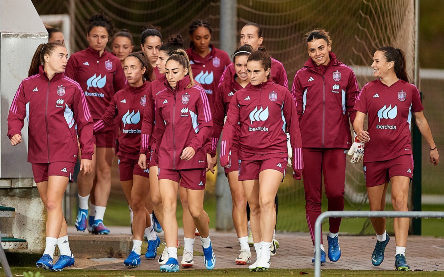 西班牙女足运动员风采绝伦，轻松取胜