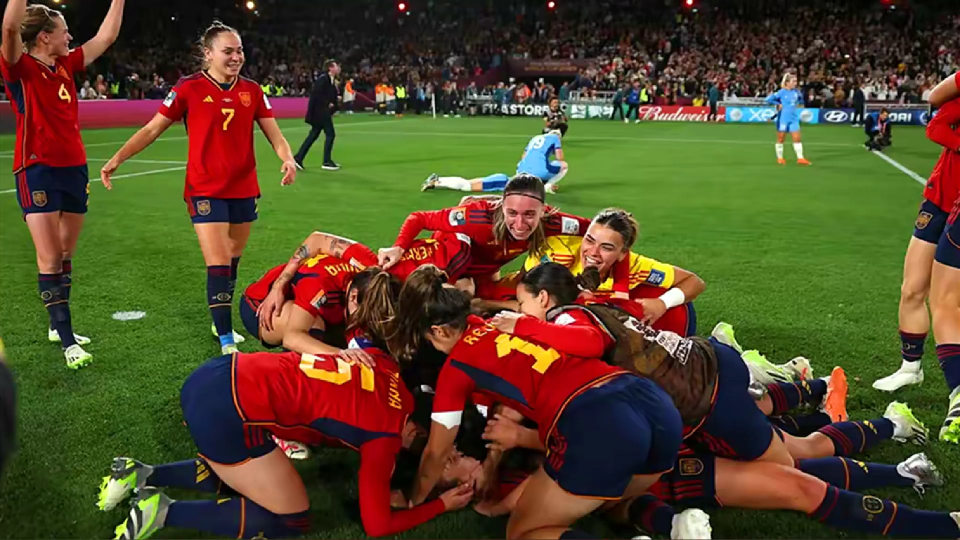 西班牙女足运动员风采绝伦，轻松取胜