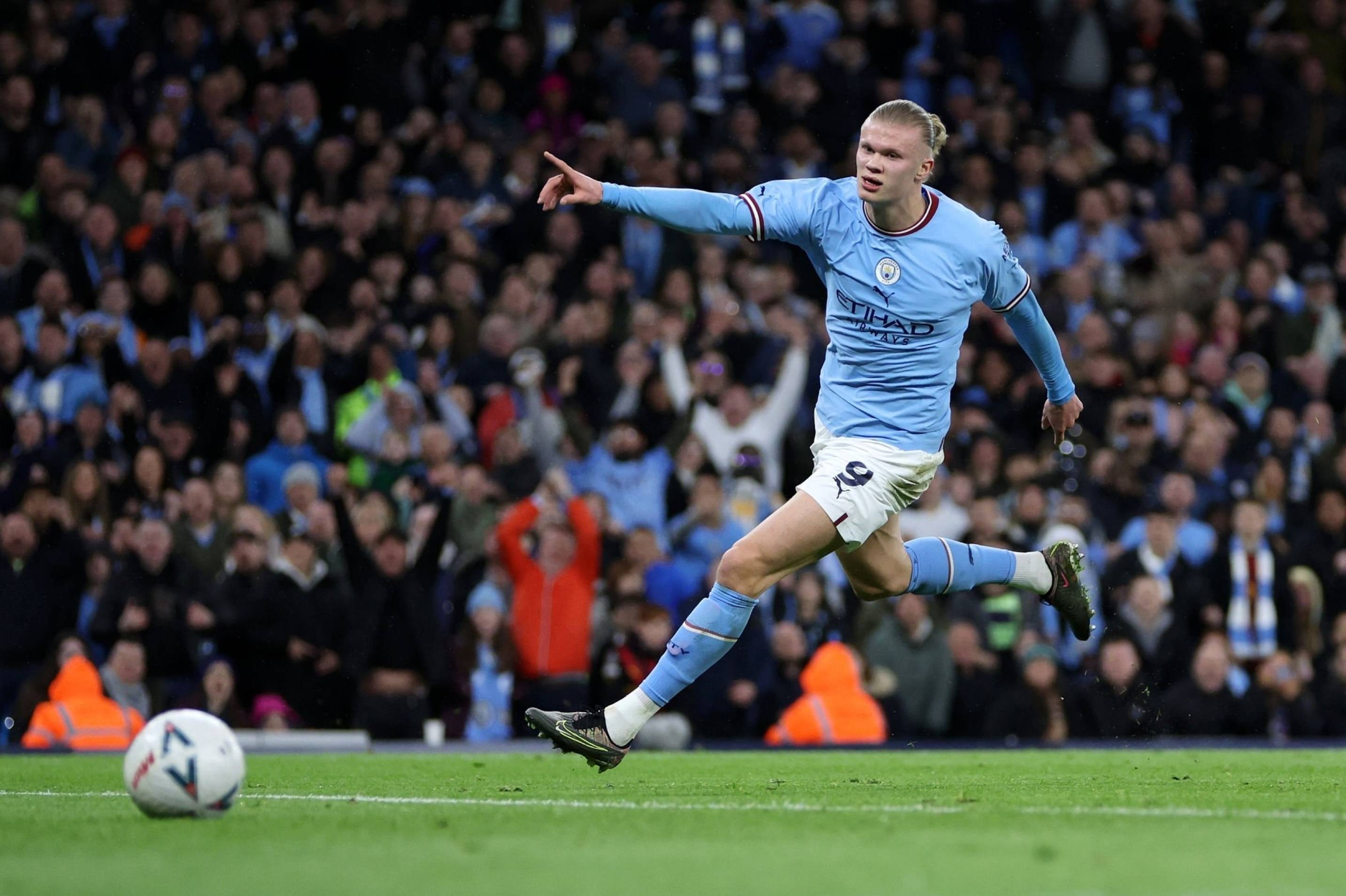 包含曼城防线不稳，一战两失威震联赛的词条