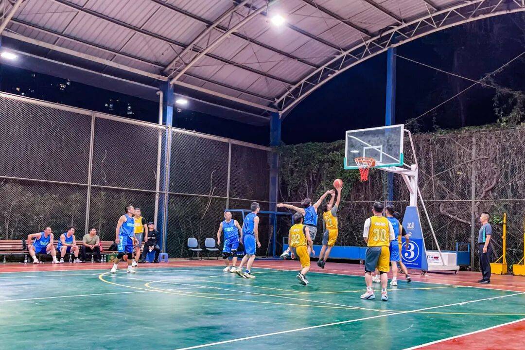 包含篮球赛场上球员配合默契，碉堡进攻连绵不断的词条