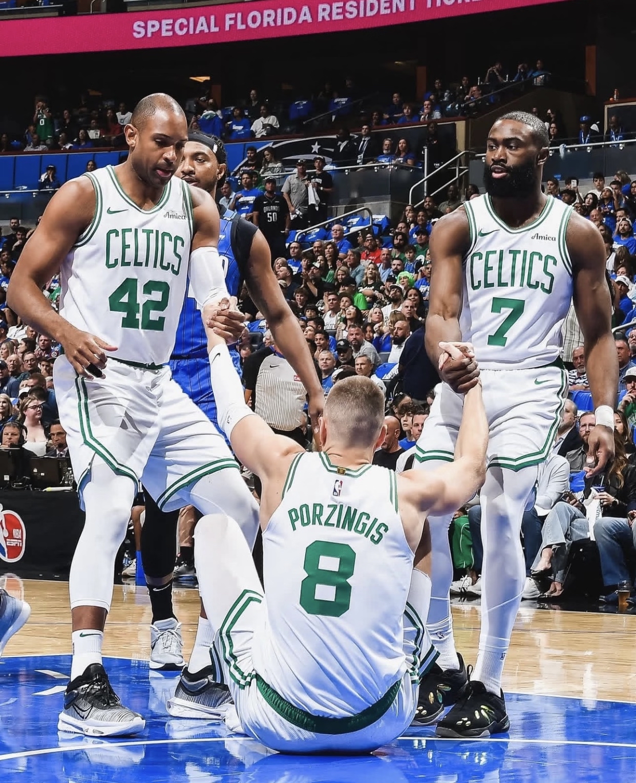 包含马刺逆转凯尔特人，武切维奇统治全场的词条