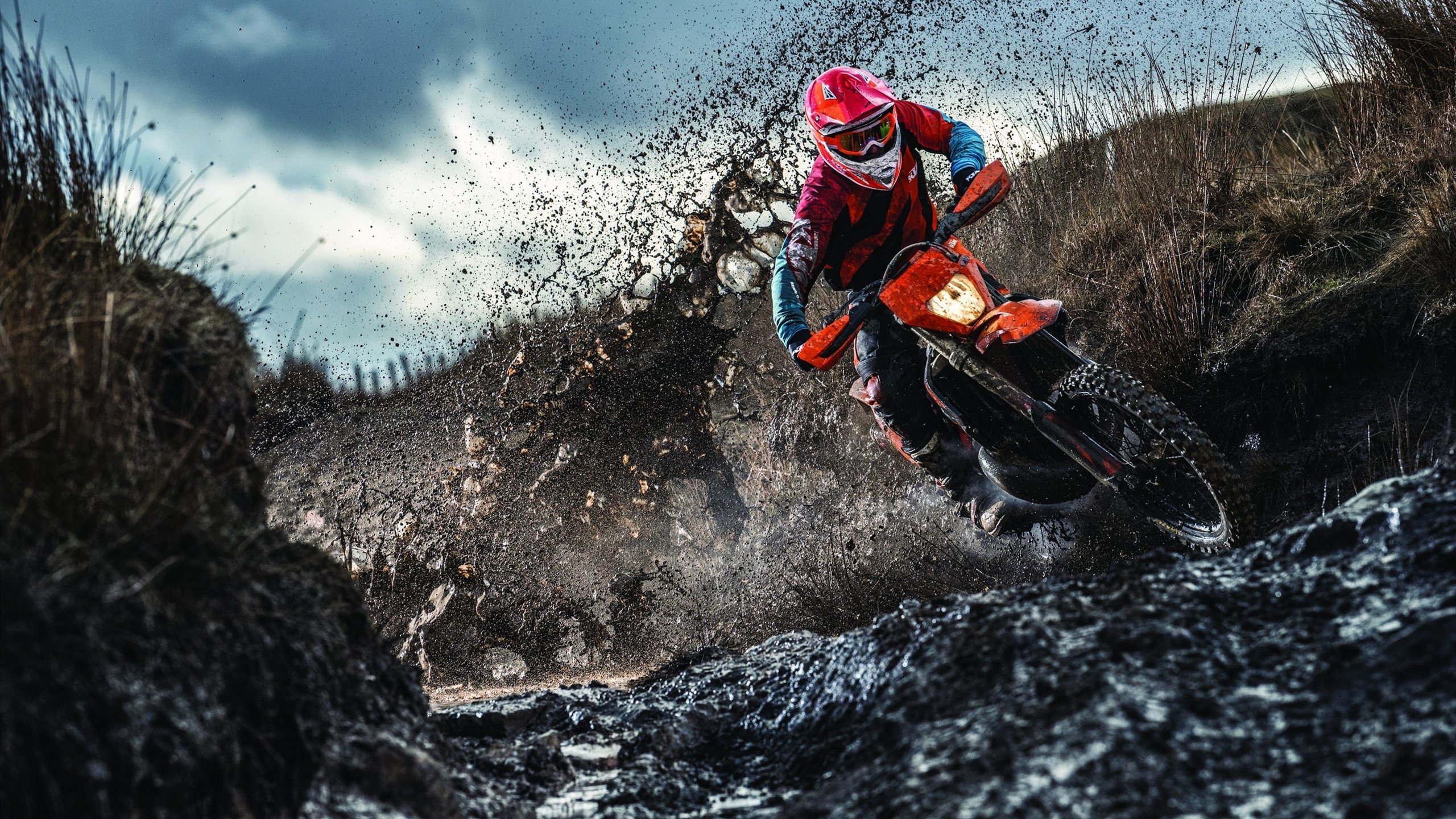 赛道传奇,汉密尔顿刷新纪录,迈凯伦鏖战梅赛德斯